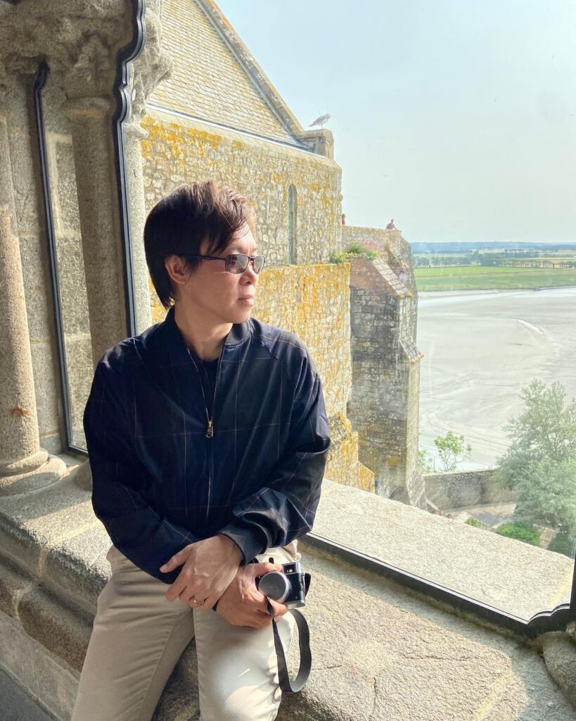 補習行業，全年唯一假期，就是暑期班前這段時間。 讓自己出走，休息一下，沉澱一下。 這是法國mont st Michel上的修道院， 對上一次來已經是n年前。那時，年少的我 （現在也是），還不懂得計劃的重要性，即興 地搭火車來，卻原來那火車站是遠在幾十公里 外。那時沒有駕車，這裡也沒有公共交通工具， 於是步行了幾個小時才到。到達後卻發現回程 尾班車快將開出，便只能匆匆一遊。