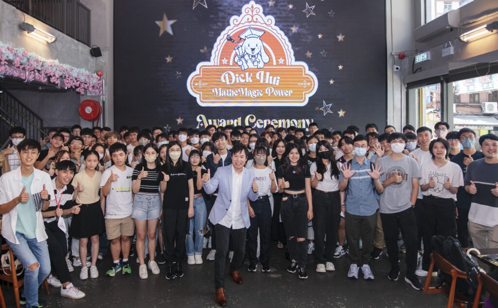 疫情這三年間,仿似有點缺失。也許是網課欠缺的那一點溫度,更多是欠缺了放榜後那些喜悅的分享。今年放榜後,我們舉辦了三年以來第一次星星聚會。那天,感覺回來了。如果說成績發放是你們的放榜,星星聚會便是我的放榜。那天跟同學傾談,大家回顧上課的點滴,我們的努力原來一直有人欣賞。每一個配套,都是我們心血與時間的付出。有同學說,未見過補習老師做了這麼多額外非必要的東西;對我而言,我卻很簡單地認為,只要幫到學生的,都是必要的東西。謝謝大家,你們的認同,讓我能堅持下去。DHMP,來年必為大家付出更多更好,成就你們數學更多好成績。