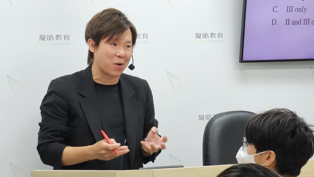 早兩天,有舊生回來跟我做訪問。 「我細佬而家補緊你!」她第一句便說。 每每知道原來你們有些是哥哥姐姐介紹來,也是有一種感動。 是一種傳承,讓你們到來跟隨我。
然後,舊生開始訪問。題目是關於我的「成功之道」。也不知是否算成功,但舊生就為題目這樣定案。然後,是一道道尖銳的問題。你堅持下去的動力是什麼?你如何能保持每堂都有高能量?你有無想過不教書?你如何度過人生中的低潮?你有沒有想過何時退休?
一道道問題,也讓自己順手整頓一下人生。 但有一點是肯定,我最大的動力就是讓學生進步。 每年每月每日都叫自己進步,也身教學生要對自己有要求。 至於教到何時,大概就是沒有學生需要我的一天吧。 「咁即係無可能啦! 你而家仲愈黎愈多學生!」舊生笑說。 我笑笑。其實,心底我是沒有想過那一天。 我依然期待,有天,不止在課室能教你們細佬妹。 也教,你們的子女。 我依然非常年輕,一定有那麼的一天。😆