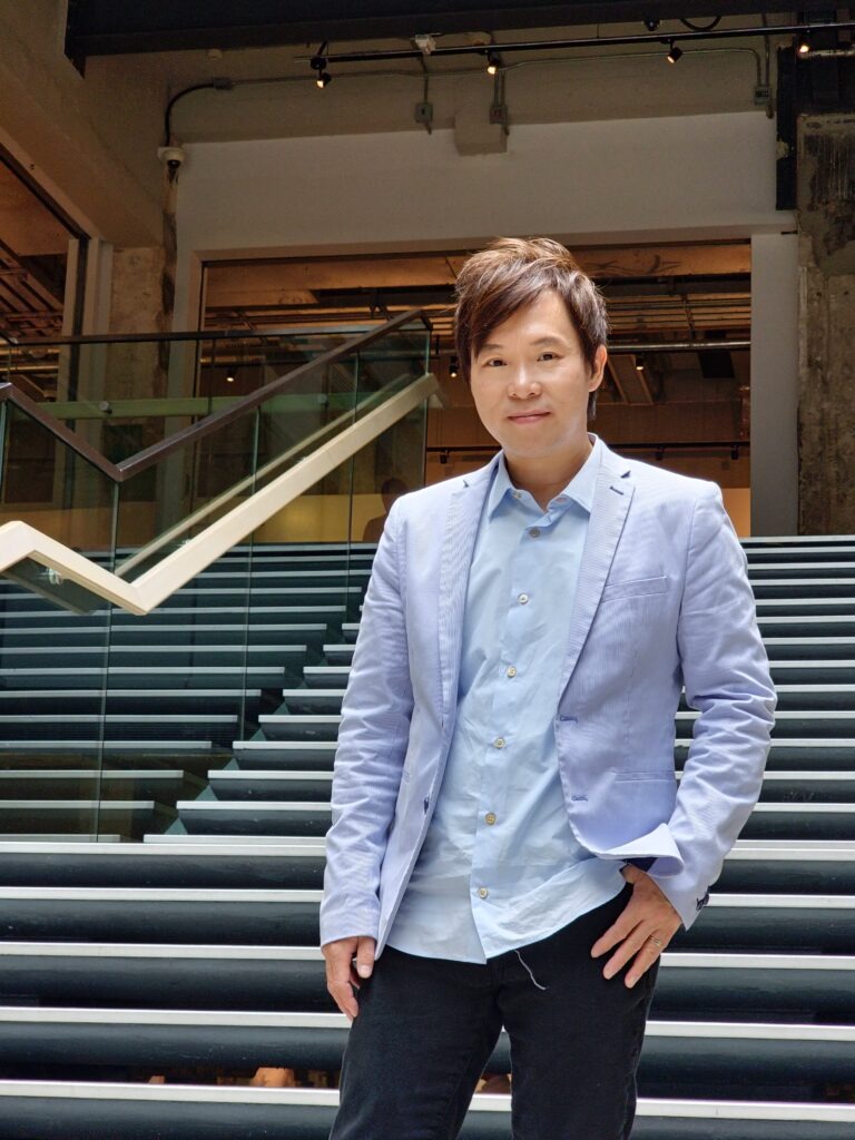 習慣
每星期上完荃灣西，我都會用少於30分鐘飛到銅鑼灣分校轉場上課。 平時我都會泊在分校附近另一停車場，這天比較趕，便直接駛入分校樓下那停車場。
有種停車場是要將車駛入一部𨋢，然後連人有車搭上幾層樓。 這分校樓下便是這種停車場。（香港土地問題真的很嚴重。😰） 我的車子比較濶，望著面前窄窄的𨋢門，我深深明白 平時Calvin Sun行入𨋢的感覺 ：「真能夠位入去嗎？」🤢時間緊迫，已差不多要上課；彷彿聽到學生在呼叫我， 我一踩油門，連倒後鏡也無望，直駛進去。 角度速度與距離的精密運算… 都是沒有的，那一下全憑直覺，感覺就像車手上身。 後鏡「砰」一聲撞跌左😱…… 既畫面並沒有出現。 車身兩邊卻出現完美對稱的兩隻手指空間。 人車合一，說白了不是駕駛技術特別高超； 只是，習慣了。 因為習慣了，某些技能已成為身體一部份。 不用思考，自然發揮。習慣，能讓很多原本抗拒做的 事，變成理所當然；習慣能讓很多不可能，變成可能。 別人問我怎可能常常連上6個鐘8個鐘課堂依舊保持 投入，一部份因為熱愛，也是一部份因為習慣， 只要你想，身體狀態會自然跟得上。 壞的習慣，會讓人不斷犯錯；好的習慣，能讓人變得更強。 做人也是一樣。不想做的事，便讓它成為習慣，變成非做不可； 想做好的事，便專注不斷磨練，習慣沉迷其中； 習慣接受新事物，人變不會固步自封；習慣追求更好，你便不願原地踏步。 讓習慣成為成長的momentum，去打造更好的自己。
