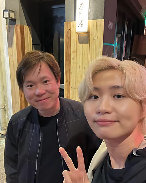 突破自己
如有留意我IG的同學,早陣子其中一個post,是關於我一位舊生。節錄如下:
「『 d friend話我數學咁差點解仲坐咁前,我話黎學野緊係要坐前d啦!』Joy是 我舊生,數學十分不理想,是化簡指數都會錯、由小到大上數學堂都在睡覺的層次; 當年上我堂,卻長期坐第一行。朋友講笑話佢不知羞恥,我話這才是正確學習態度。 畢業後,她開始了自己的生意。 當一帆風之際,便開始擴展業務,卻受到了大大挫折。 『蝕咗好多呀!』她說。 經歷,其實係為左成就你將來某一些時刻。我跟她說。 然後,她現在已很成功開創了一個關於時裝的媒體, 及經營了一間很用心打造的網店 (一睇就知同髮型有關)。 她很有自己想法,也勇於去執行。 我常說,趁年輕,大家應勇於嘗試, 走自己的路。失敗也是一種奢侈, 在你承受到的範圍內,便應盡情跌倒; 大不了,由零開始。勇氣與堅持,比一切重要。」
想在這裡,想說多一些,她在你們年紀的事。
「Joy,(a+b)二次等於咩?」 「…」 思考,然後:「a二次加b二次」 然後,我忍住想打爆佢個頭的衝動,給她正解。 她每堂都排頭位,坐第一行。很好學的學生, 卻是起跑得太遲。 數學根基極不理想,我一直擔心她不合格, 事實她校內也是持續數學不合格 - 是不合格當中的低分那批。 然而,那年,看著她一步步向前; 下課後,不恥下問,而問題也由原先基本概念,一步步層次提高; 課堂也日漸跟到,開始追上步伐。 當學校pre她取得lv1 ,最後她取得lv4。 一個在我們一眾奪星學生中,不是耀眼的成績;對很多人來說,也不算特別優異。 然而,對她、對我,卻已是十分感動。 然後,她用那堅毅不屈的性格,於自己的領域,闖出了一片天地。 不要小看自己,不要給自己一個界限; 超越自我的進步,她可以做到,你們也可以做到。💪🏻