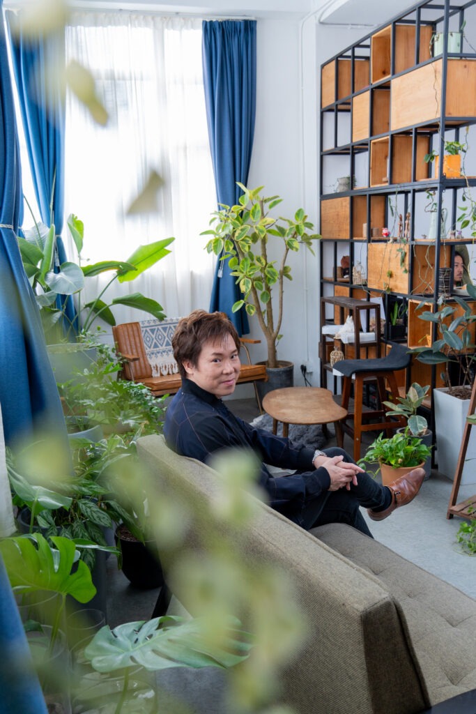 時間顆粒度
有一種時間管理概念，叫做「時間顆粒度」。 「時間顆粒度」指的是個人安排時間的基本單位，反映了其時間管理的精細程度。成功人士往往將時間劃分為更小的單位，以提高效率。以微軟創辦人比爾·蓋茲為例，「時間顆粒度」達到5分鐘，這種精細的時間管理使他們能在有限的時間內完成更多的任務。
於學習過程 s也可留意下自己 的「時間顆粒度」是一日？ 半日？ 如果是的話，大家可以先嘗試細分到25-30分鐘為單位，進行一個任務， 例如溫一科、做半份卷等等，你會有 意想不到的效率提升。 而同時間，新的時間也會神奇地出現。 生活有很多時是等待，如排隊，搭車。
當「時間顆粒度」愈細，那些本身浪費在滑手機、睇Netflix 的kill time時間，原來也可以納入為每日任務計劃的一部分， 帶來成長及更有建設性的任務。 試試細化你的「時間顆粒度」，學習效率可是會大幅提升呢！
