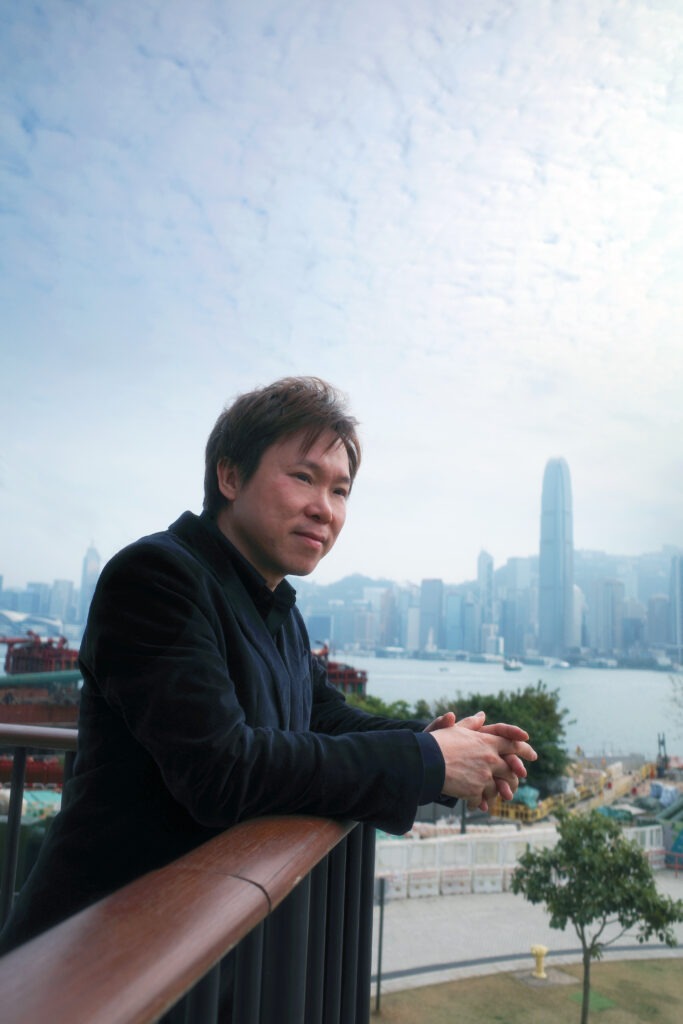 不完美
「我想試吓拍片，但未ready…」 早前與學生傾談，他說一直有些idea想開一個channel。
「差d咩？」我問。
「唔…. 我仲度緊d細節，想完美一點才開始。」他說。
「你呢個構思開始左幾耐？」我問。
「差唔多半年前。」
人，往往覺得，要等到完美才開始。
想參加比賽，但覺得自己未必贏到，所以放棄了。
想考入校隊，但覺得自己球技未夠好，還是磨練一下吧。
然而，大家有沒有想過，當你決定參加比賽，你就會有一股鬥志讓自己進步。
當你決定考入校隊，你自然會找方法磨練自己球技，日以繼夜的努力，讓自己成為頂尖。
請記住。
所有的厲害，都是由不完美開始。
