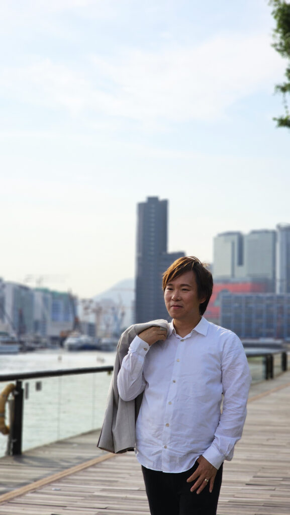 Trial and error
有時,同學在測驗時解一條方程,有時可能不懂做,便很無恥地將每個答案代入去,求出正解。
古語有云:「人無恥,便無敵」😆 其實,這是否無敵是後話,但其實並不無恥。
數學上,這方法叫Trial and error。
小至解一條題目,大至驗證一個理論,我們都會用到trial and error。
例如任何一條理論,往往都是始於假設。 數學家先會為一個懷疑成立的關係作出假設,然後不斷驗證、推翻、微調。
透過從不斷錯誤中,找出正確。
人生,從來都是未知。 但堅持不斷向前,不怕錯誤;每一次錯誤,都是反思及校正我們最好的道路。